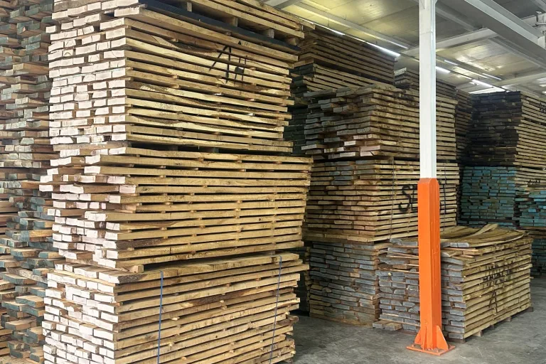 Blick in die Massivholzproduktion in Usora