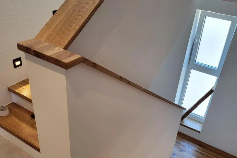 Ugrađeno stubište od masivnog hrasta sa zidnim rukohvatom