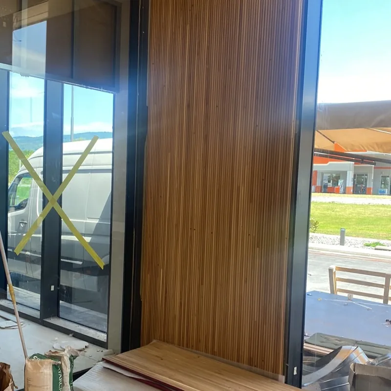Restoran i café bar za Kort — Zidna obloga i klupa u izvedbi