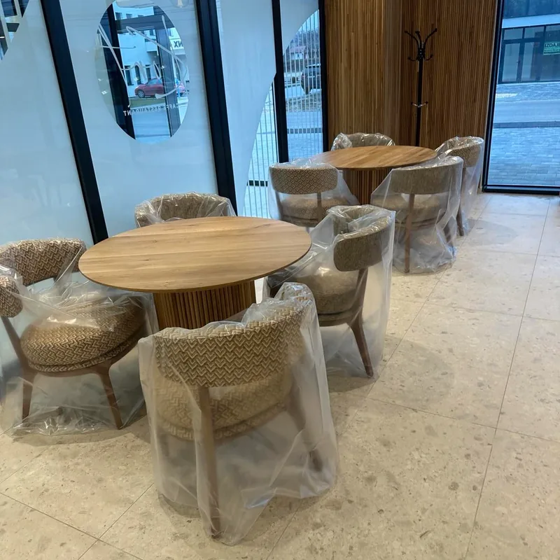 Restoran i café bar za Kort — Isporučeni stolovi prije montaže