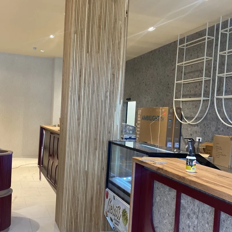 Restoran i café bar za Kort — Obloga šanka od masivnog drveta
