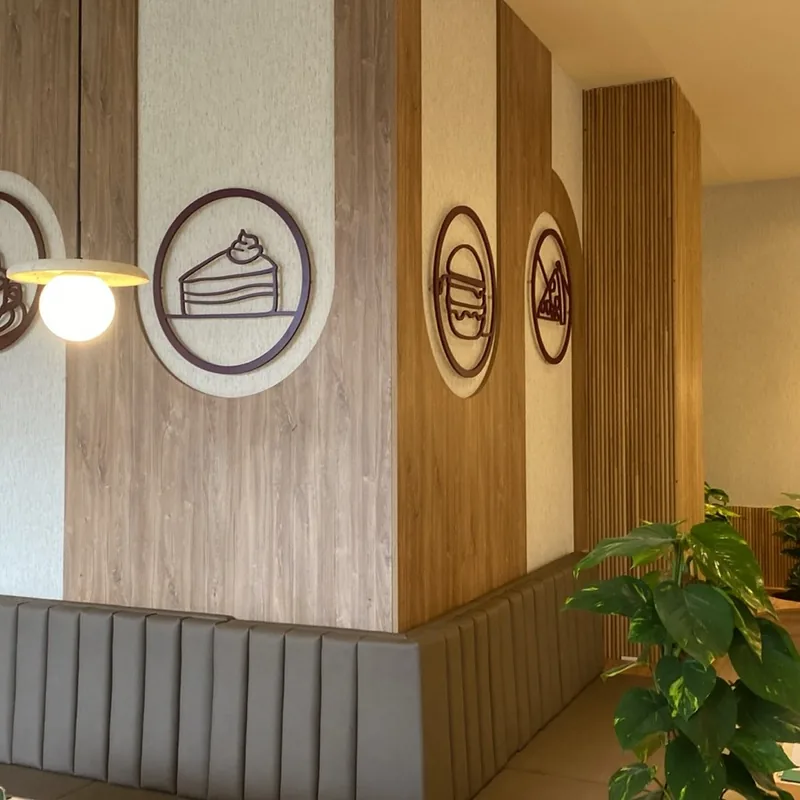 Restoran i café bar za Kort — Zidni paneli u gostinjskom prostoru