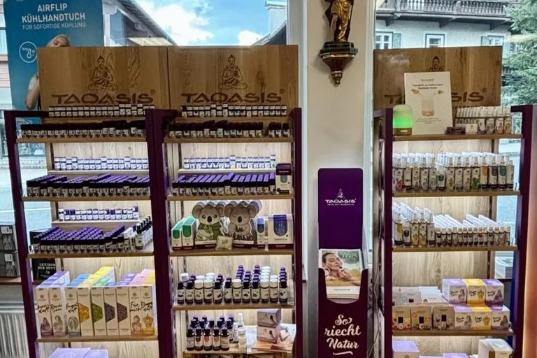 Massivholzregal für die Produktpräsentation im Ladenbau
