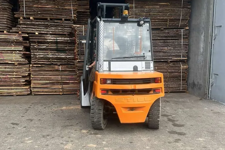 Forklift loading in the Drvo Dizajn timber store